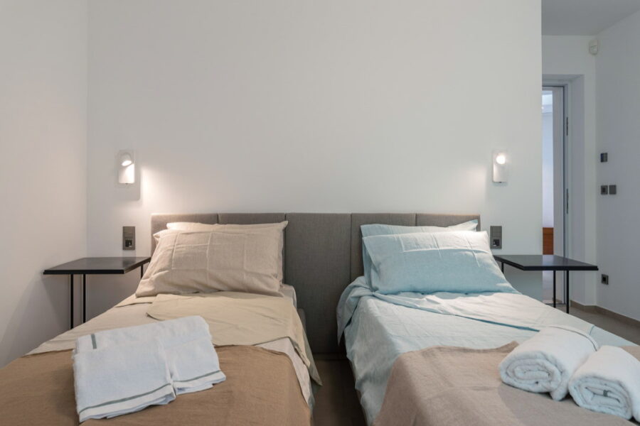 Twin bedroom on the lower floor